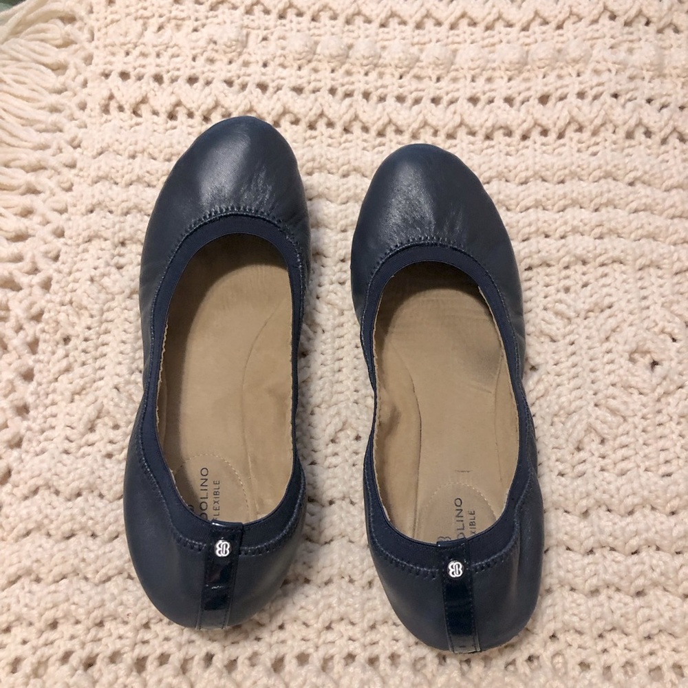 Bandolino size 10 1/2 women’s leather ballet flats in navy blue.